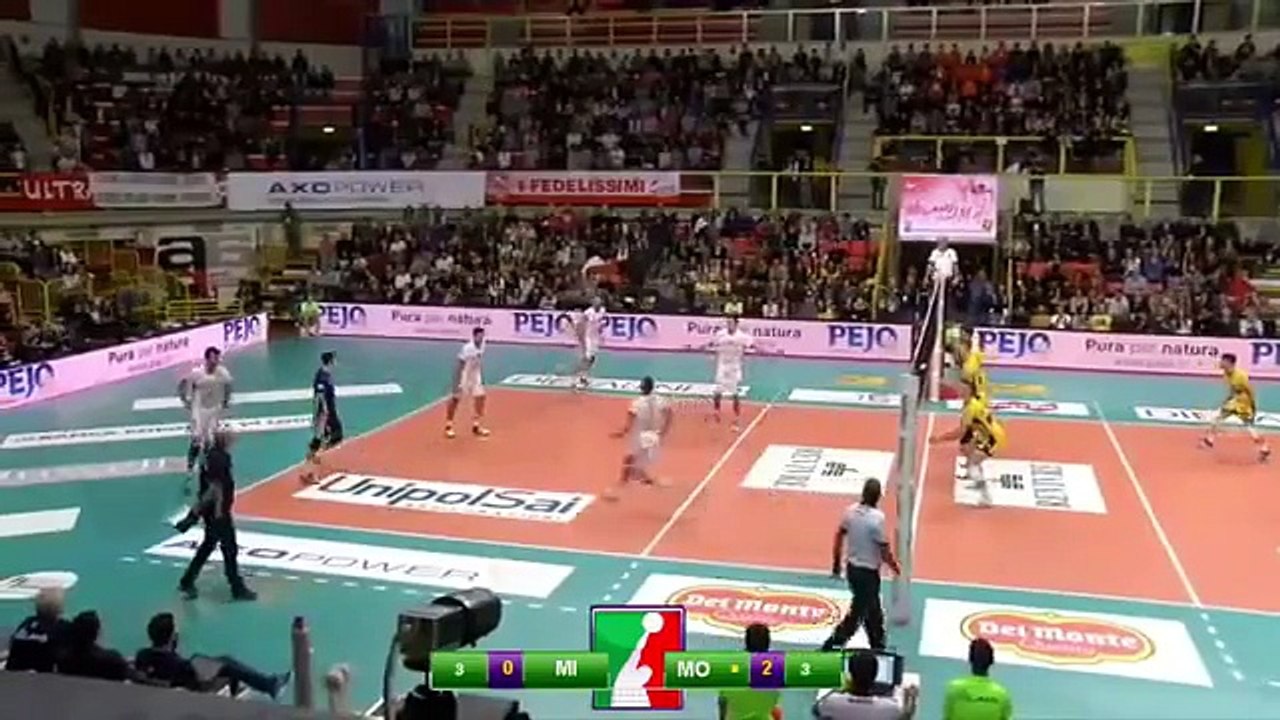 Enorme feinte du joueur de volleyball Earvin Ngapeth sur un smash