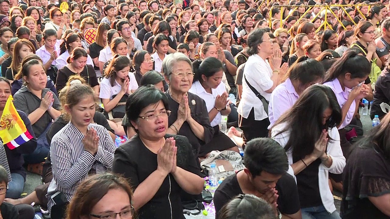 La Thaïlande en larme devant le convoi de Bhumibol Adulyadej