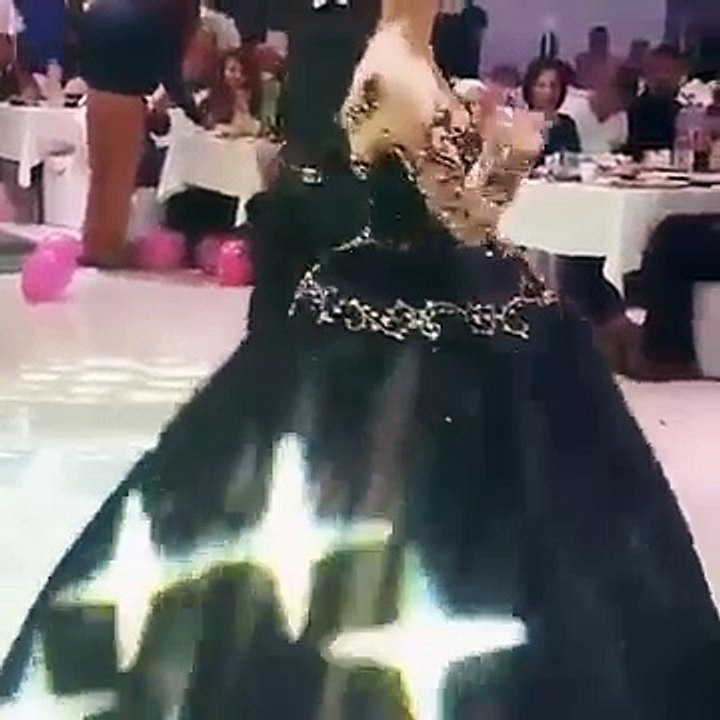 عروسة مات والدها قبل فرحها بأسبوع فارتدت فستان زفاف  أسود ورقصت به