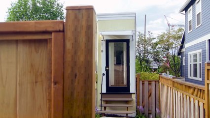 APRÈS LE DIVORCE, SON MARI NE LUI LAISSE QU’UNE PARTIE DU TERRAIN, MAIS ELLE A UNE IDÉE FANTASTIQUE