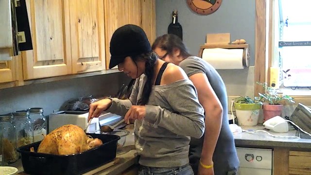 ELLE EST SUR LE POINT DE TRANCHER LA DINDE, MAIS CE QU'ELLE DÉCOUVRE À L'INTÉRIEUR ELLE EST DÉSTABILISÉE!