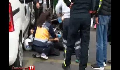 Ehliyetsiz sürücü Beyoğlu'nda polislere çarptı