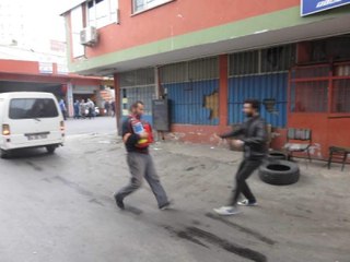 Dükkanlarını Kurtarmak İçin İtfaiyeye Kovalarla Destek Verdiler