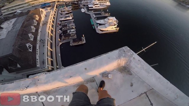 Ce taré saute du haut du 8ème étage dans le port, entre les bateaux