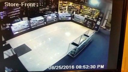 Il défend son magasin d'un braquage avec son flingue !