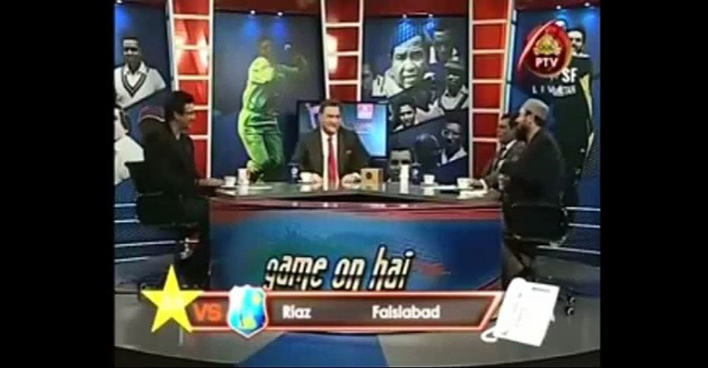 Wasim Akram Narrates a Very Funny Story of a Missing Fielder on Imran Khan's Bowling