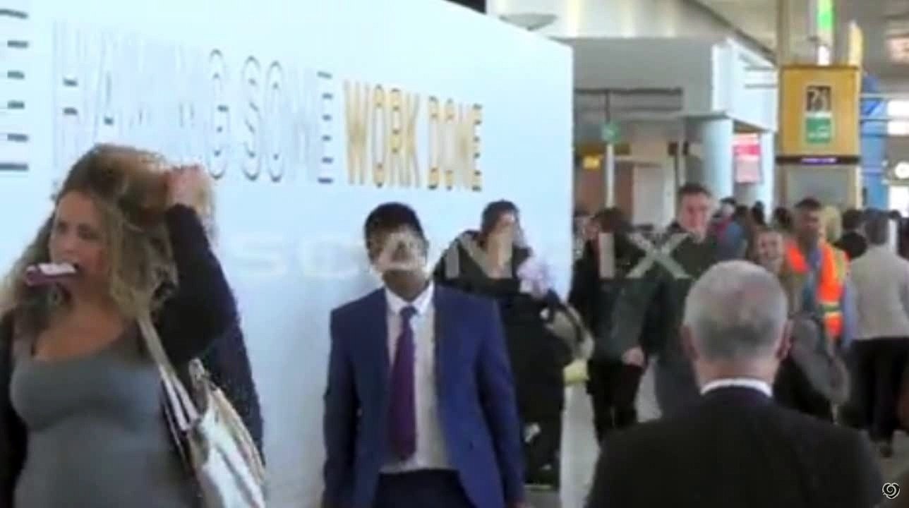 Robert Pattinson arrives at JFK airport in NYC 14.10.2016