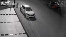 Une meute de chiens errants s’approche d’une voiture. Ce que la caméra de surveillance filme est surprenante