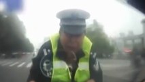 Ce chinois ivre promène un policier sur son capot