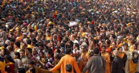 Hindistan'da Dini Törende İzdiham Çıktı