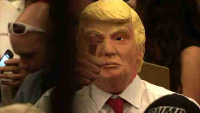 Trump responde con acusaciones y burlas a las denuncias de abuso sexual