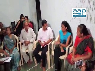 Arvind Kejriwal visits family members of Nimesh who died during Patidar agitation - Ahmedabad