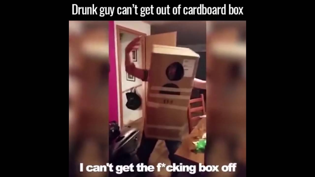 Un homme ivre dans un déguisement carton