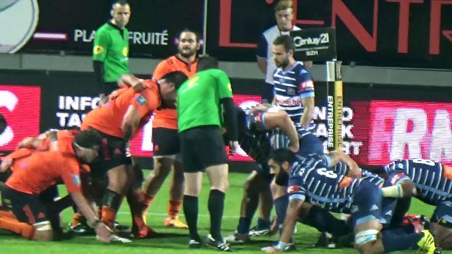 Le Rugby Club de Vannes marque un essai contre Narbonne