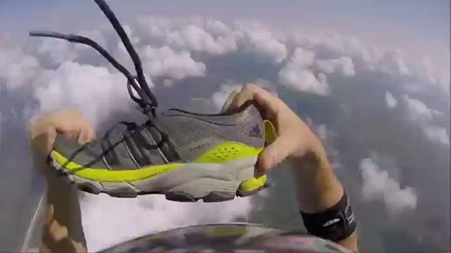 Un parachutiste perd sa chaussure, puis la rattrape en vol