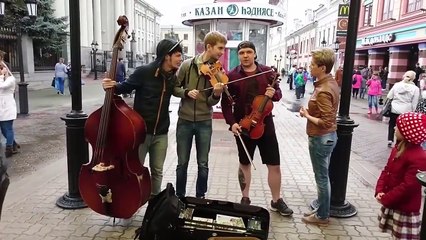 Девушка и уличные музыканты. 'Такого, как Путин'. Позитивчик!!!