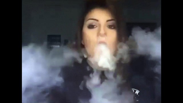 Círculos de vapor com cigarro eletrônico