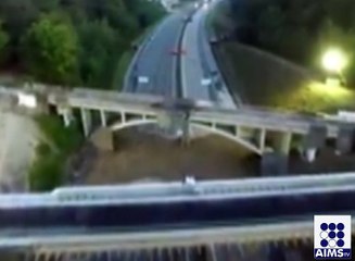 امریکا میں پُل تباہ ہونے کے مناظر جسے دیکھ کر آپ کا دل دہل جائے