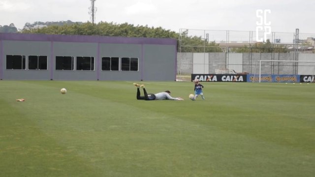 Jogadores do Corinthians passam a tarde com os filhos em homenagem ao dia das crianças