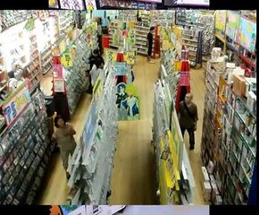 Dross juega  Trio the Punch, never forget me .  TRAILER  .