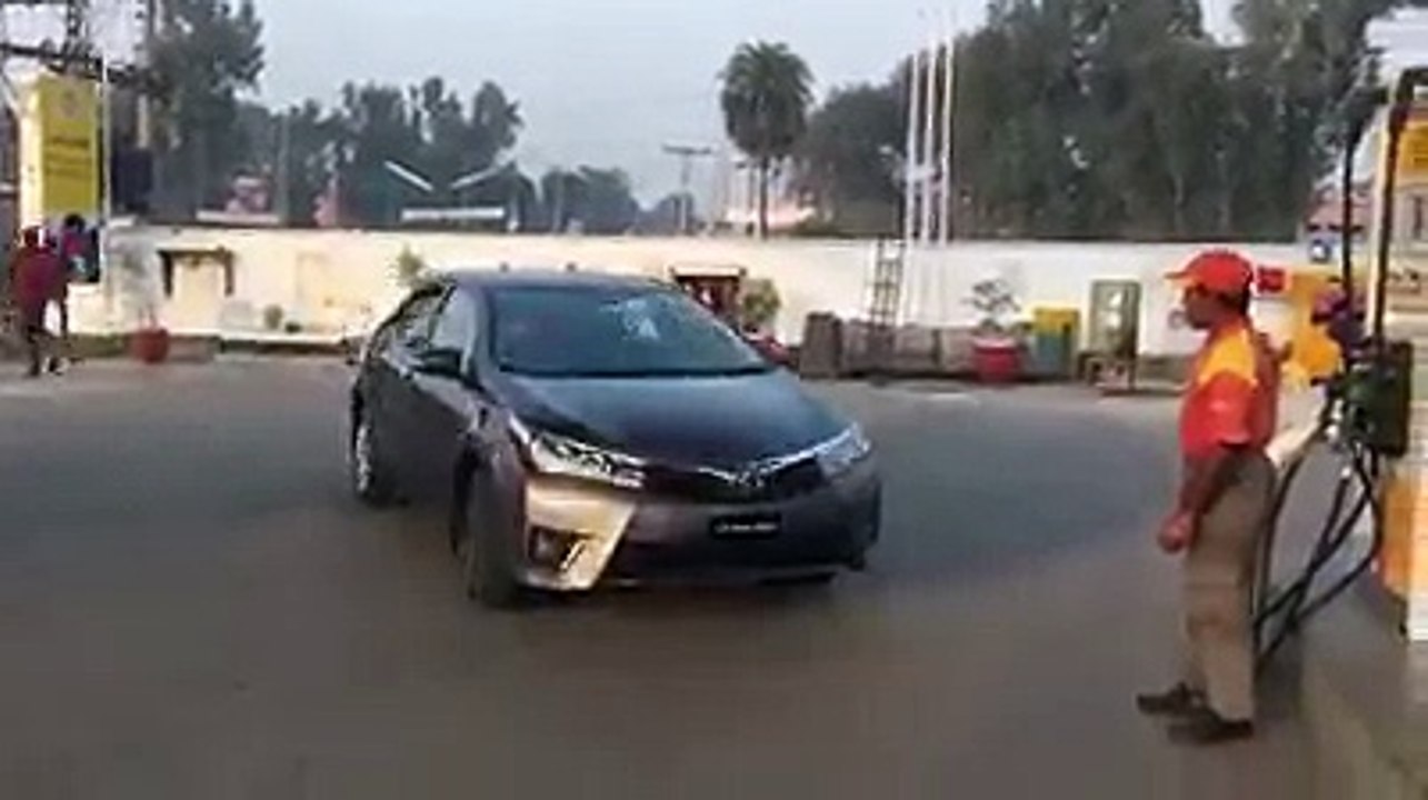 ‫دیکھیں پٹرول پمپ پر اس کار والے کے ساتھ کیا ہوا‬