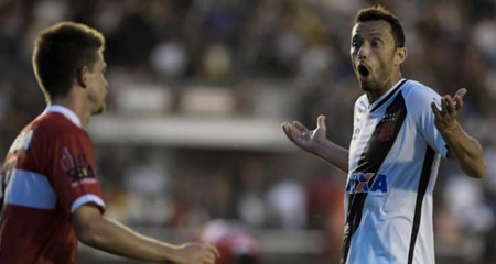 Vasco vacila em casa e perde para o CRB