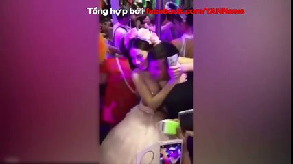 Cô dâu cho khách sờ ngực quyên tiền đi honeymoon