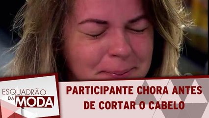 Participante chora antes de cortar o cabelo