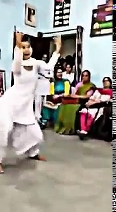 School vich Kudi Teacher Lye Nachdi