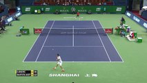 Novak Djokovic passe ses nerfs sur sa raquette et son polo