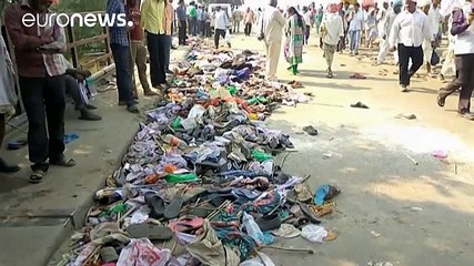 Panico in India. La folla uccide decine di persone su di un ponte