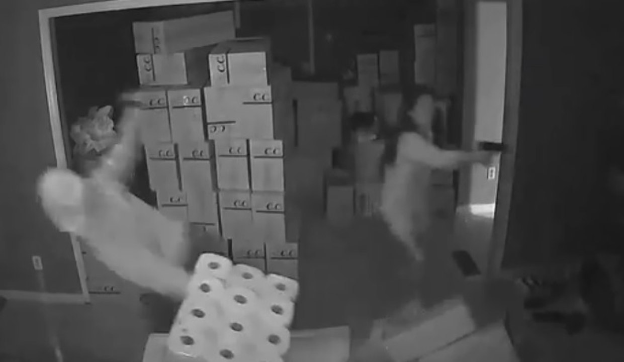 Elle tire sur trois hommes armés en train de cambrioler sa maison