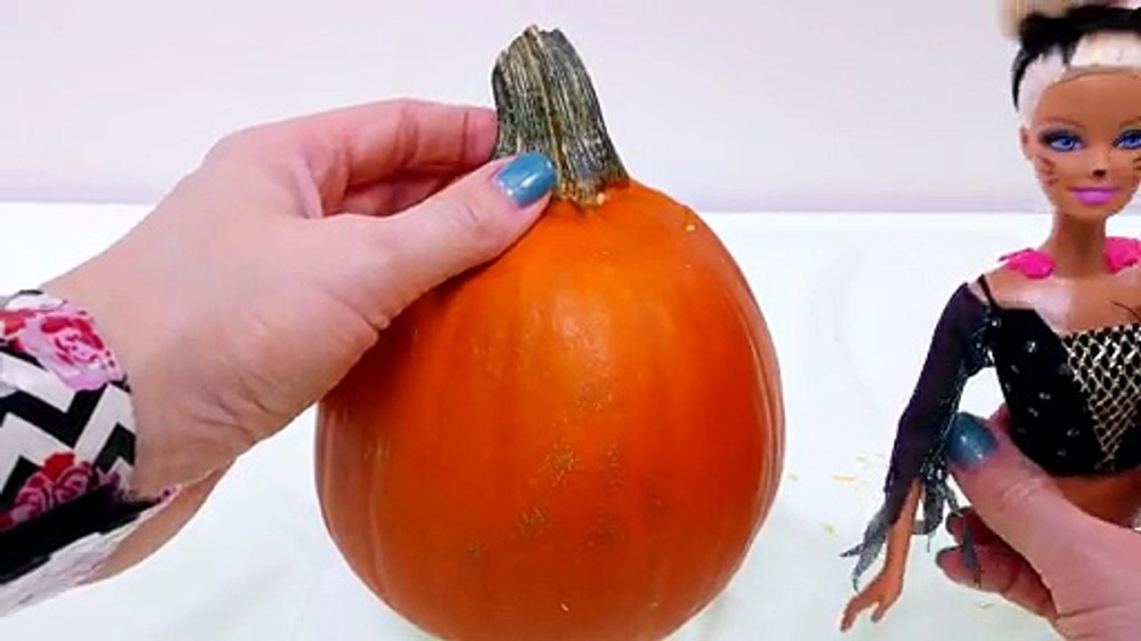 How To Make a DIY Halloween Barbie Pumpkin _ Barbie Doll Halloween Crafts for Kids on DCTC