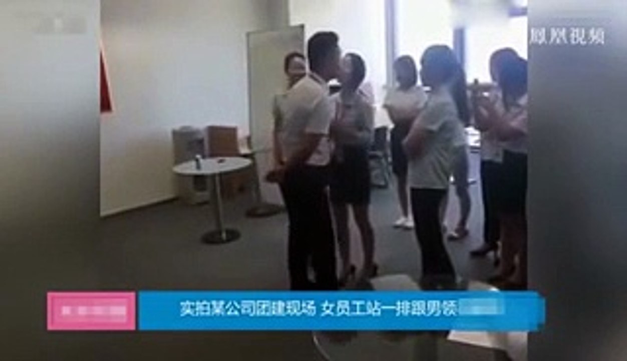 Un patron oblige toutes ses employées à l’embrasser sur la bouche chaque matin