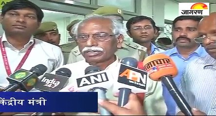 वाराणसी : भगदड़ में घायल हुए लोगों से मिले केंद्रीय मंत्री बंडारू दत्तात्रेय