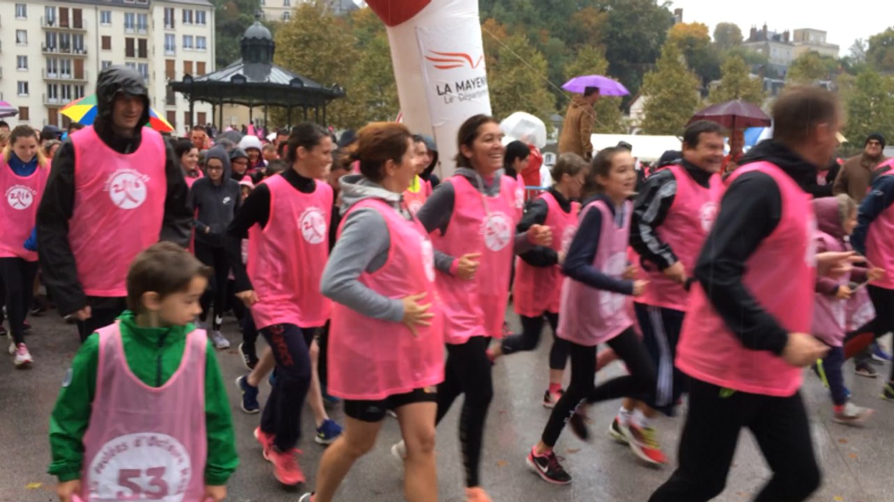 Foulées d'octobre rose 53 : la foule malgré la pluie