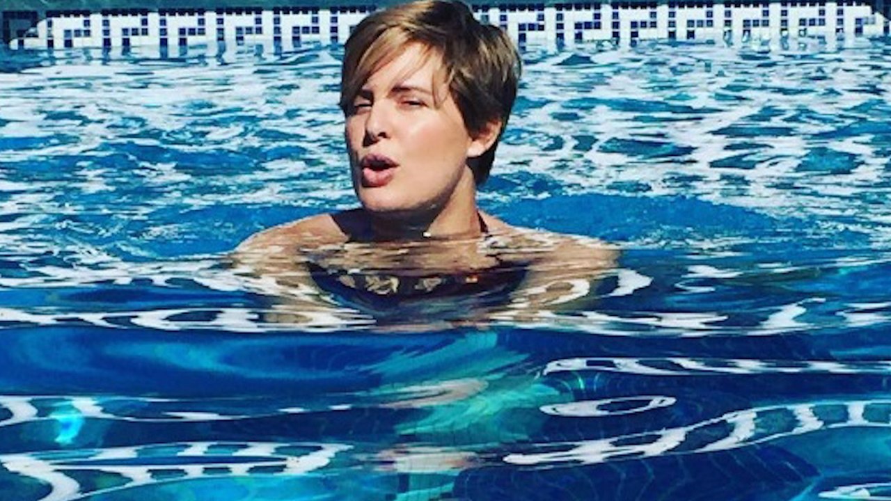 Tania Llasera se atreve con un baño en la piscina en pleno otoño