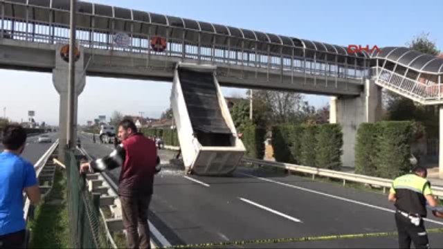Düzce Kamyonun Seyir Halinde Açılan Dorsesi Üst Geçide Çarptı