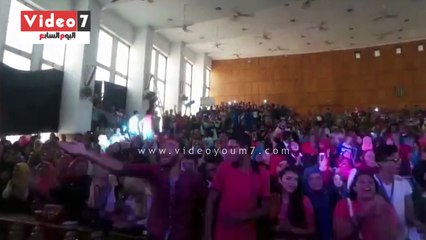 طلاب وطالبات "عين شمس" يرقصون على "سهر اليالى" باحتفالية اتحاد كلية الآداب