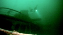 Plongée sous-marine sur l'épave du bateau 