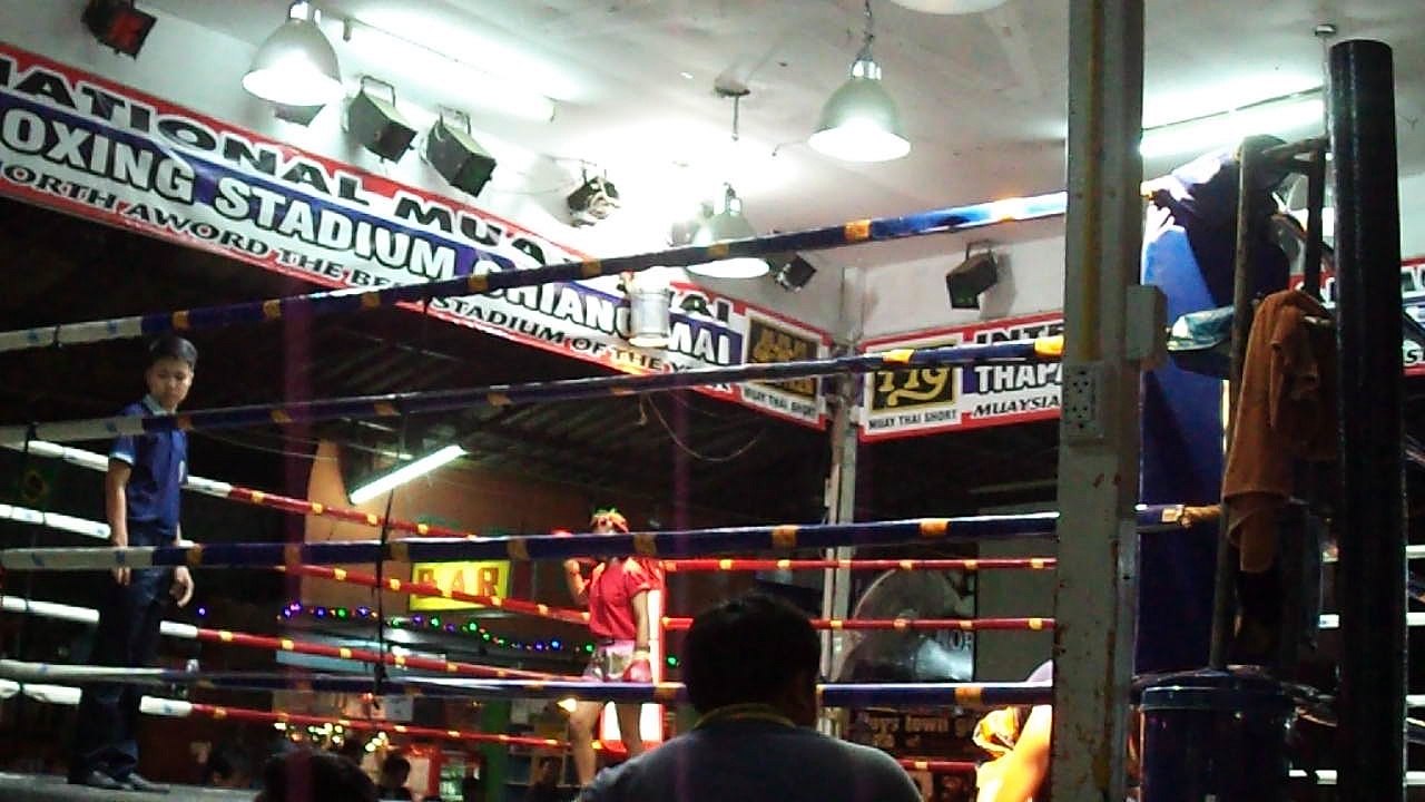 Boxe Thaï, salutations combat féminin