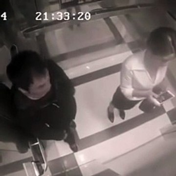 Il harcèle une femme dans l ascenseur. Mauvaise idée mec !!!!