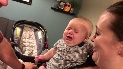 Un bébé jaloux pleure quand papa embrasse maman! Adorable