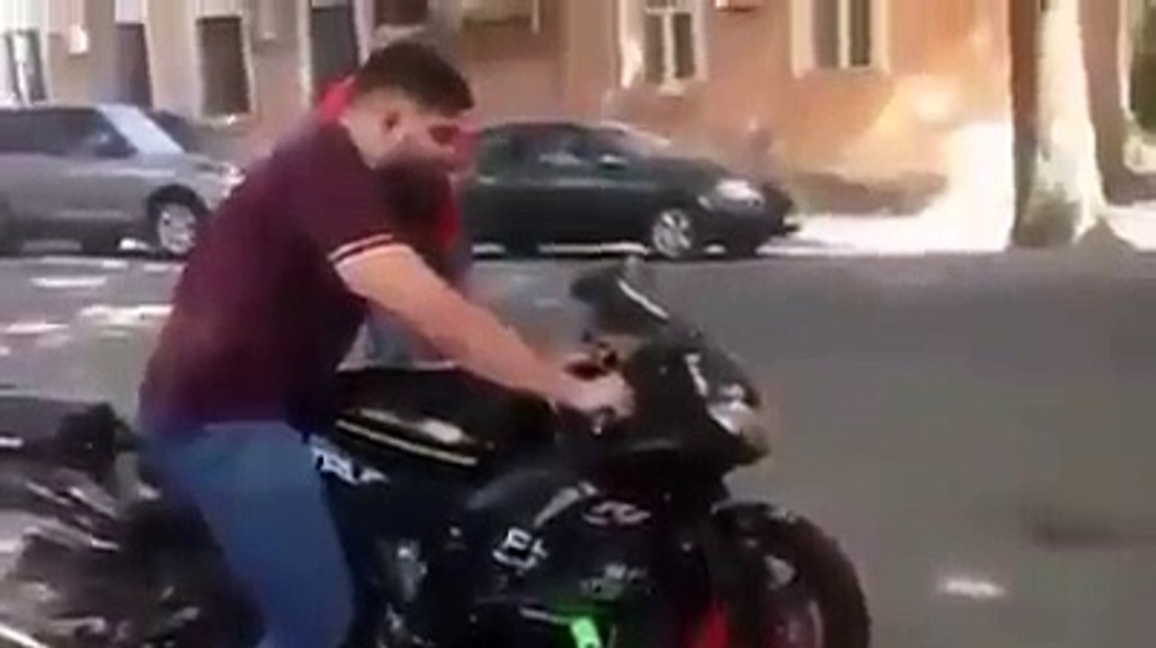 Motora Nasıl Binilir Diye Gösteriyor Abimiz :D