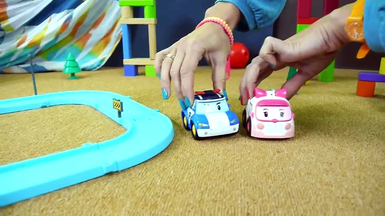 Arabalar - Polis Arabası Robocar Poli ve Ambulans Amber ilk tanışması