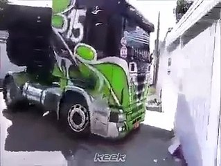 Çok TIR ustası gördük ama bu adam boyut atlamış :)