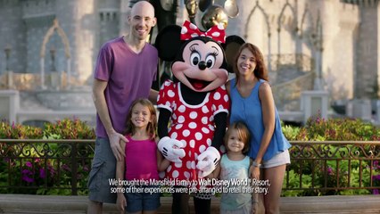 2 SŒURS PRENNENT UNE PHOTO AVEC MINNIE, MAIS GARDEZ UN ŒIL SUR LES MAINS DE MINNIE!