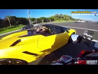 Lamborghini Sürücüsünün Gururuyla Oynayan Motorcu