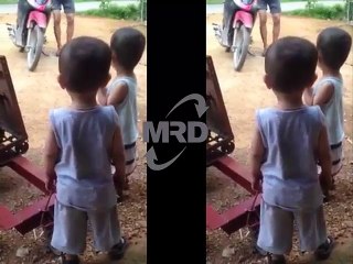 Baby cute - No problem, 2 baby is operating a machine