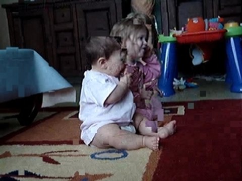 bebe fan de heavy metal (sans trucage, musique d'origine)